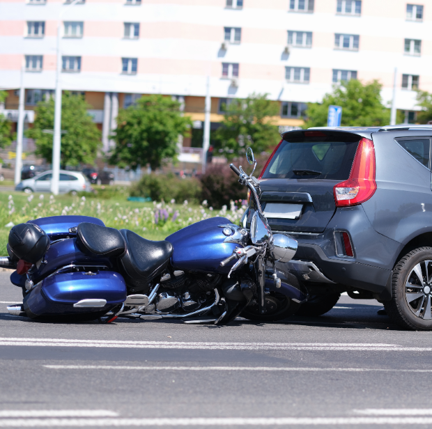 Accidente de Moto con un auto en la calle